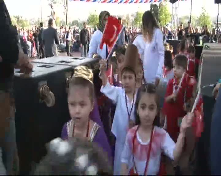 Beyoğlu'nda günboyu 23 Nisan coşkusu