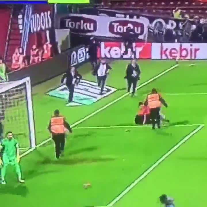 Sahaya giren bir şahıs, çizgi hakemini yere düşürerek tekmeledi...