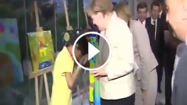 Suriyeli mülteci çocuk Merkel'in elini öptü