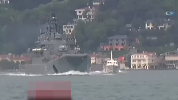 Rus savaş gemisi 'Türk bayrağı' dalgalandırarak geçti