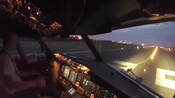 Kokpit kamerasından birçok pilotun ilk göz ağrısı Boeing 737'nin kalkış anı