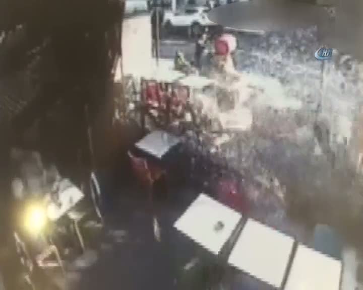 Otomobille restoranın bahçesine daldı!