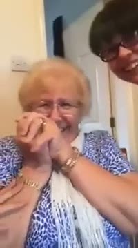 Face swap uygulaması ile kahkahaya boğulan nine