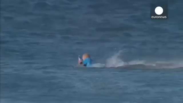 Ünlü sörfçüye köpekbalığı saldırdı