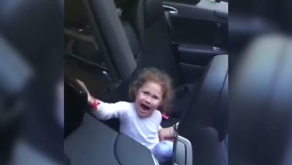 Üstü açık otomobilden korkan küçük kız