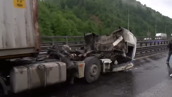 TIR'ların kazası Bolu Dağı'nı trafiğe kapadı