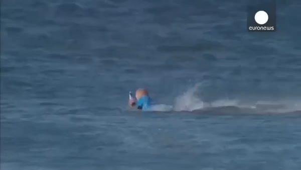 Ünlü sörfçüye köpekbalığı saldırdı