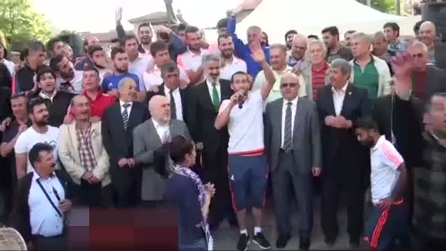 Şampiyon futbolcudan sevgilisine görülmemiş evlenme teklifi