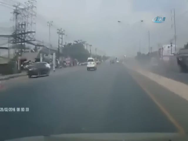 Otomobil sürüklediği pikapla kamyona çarptı