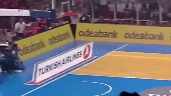 İşte Galatasaray'ın şampiyon olduğu anlarda maçın spikeri Murat Kosova