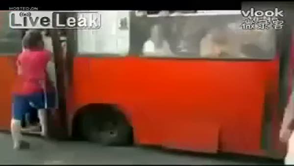 Haddinden fazla yolcu alan otobüs çöktü!