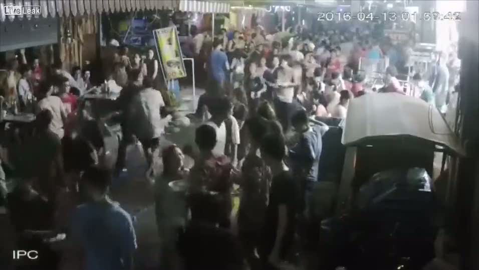 İngiliz turist aileyi sokak ortasında linç ettiler!