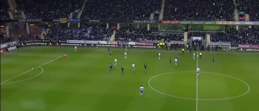 Üzerine patlayıcı atılan futbolcu korner bayrağını tribüne fırlattı!