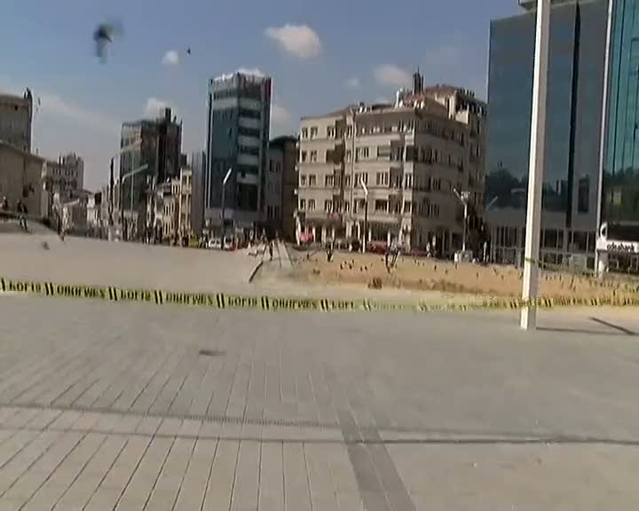 Taksim'deki şüpheli çanta böyle patlatıldı!