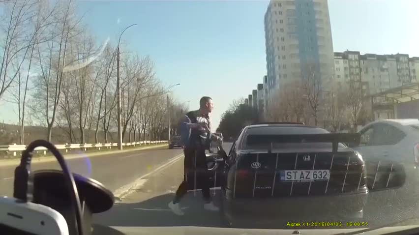 Arabadan sopayla inen adam pişman oldu!