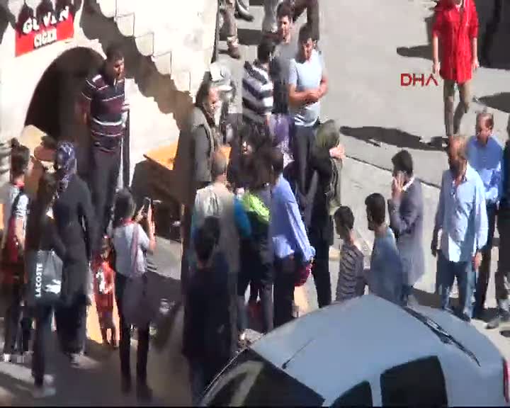Liseli kızlar cadde ortasında kavga etti