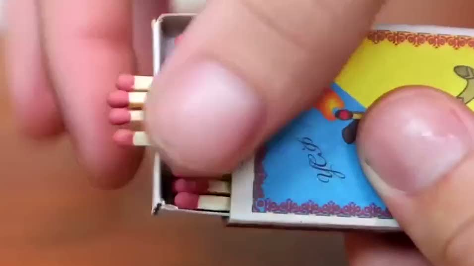 İlginç kibrit yakma yöntemi!