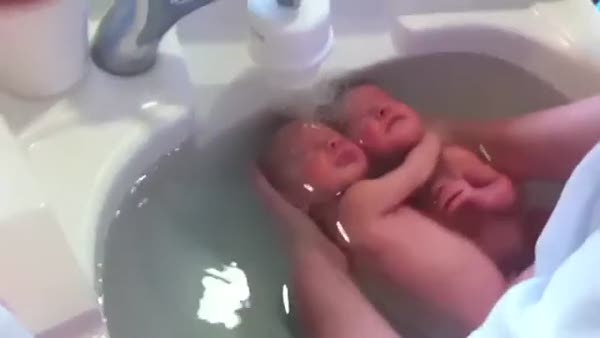 İkiz bebeklerin ilk banyosu