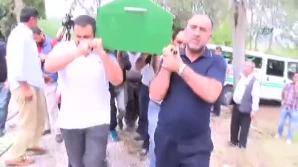 Mehmet Yeşil Yeşil babasının tabutunu böyle omuzladı