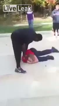 Sokak ortasında feci dayak kamerada!