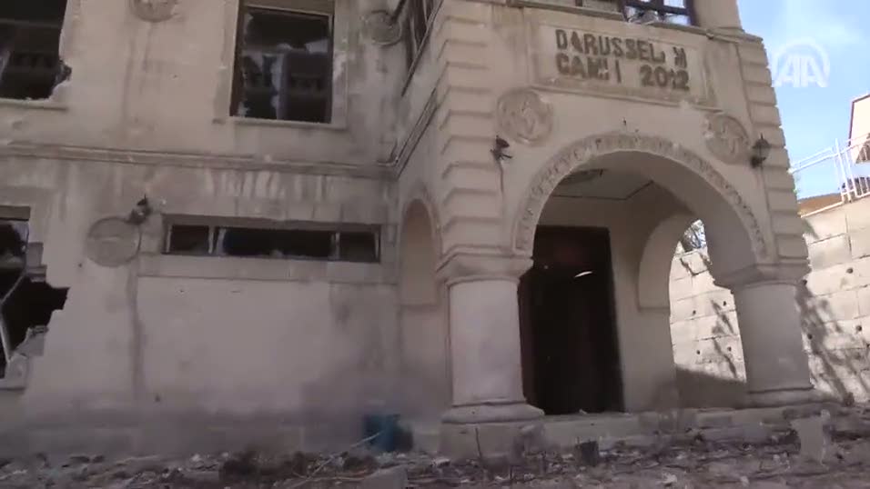 Teröristlerin tahribatı Darusselam Camisi'nin duvarlarında