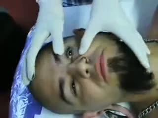 Avrupa'nın Yeni Gözdesi: Göz Küresine Dövme