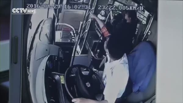 Çin’de otobüs şoförleri trafikte birbirine girdi