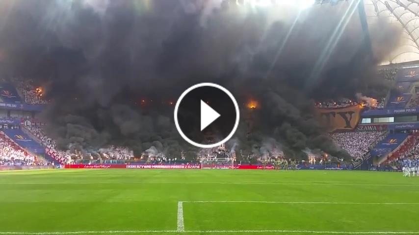 Lech Poznan - Legia Varşova maçında stadı ateşe verdiler!