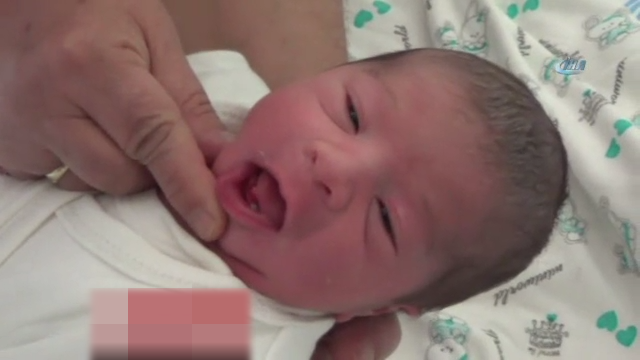 Miraç bebek dünyaya iki dişli geldi