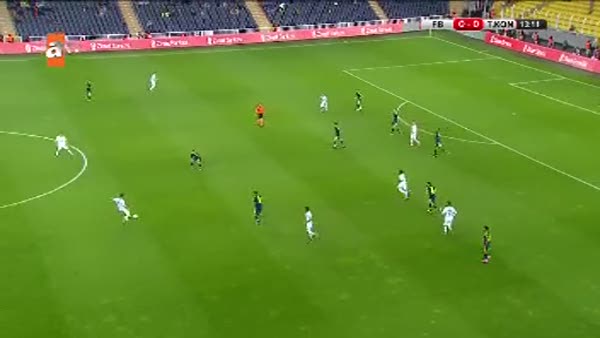 Konyaspor'dan Fenerbahçe kalesinde tehlikeli pozisyonu