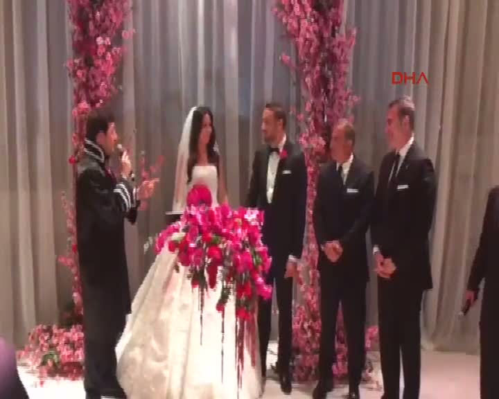 Beşiktaşlı Cenk Tosun dünya evine girdi