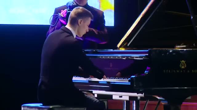 Elleri olmayan piyanistten hayran bırakan performans