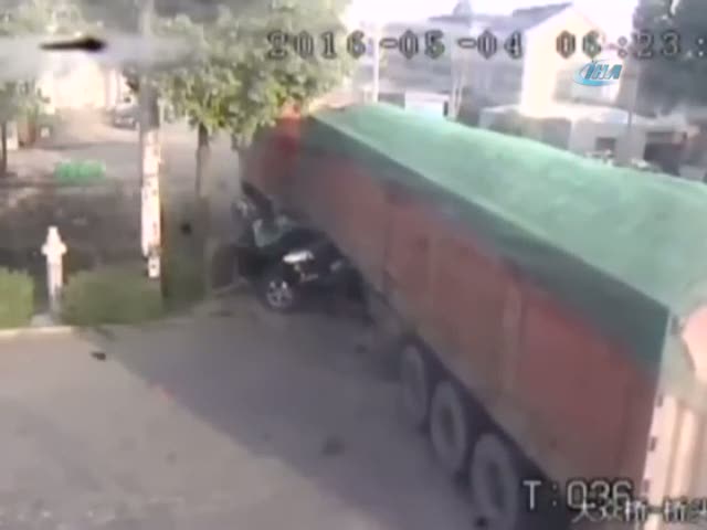 TIR cipi kağıt gibi ezdi