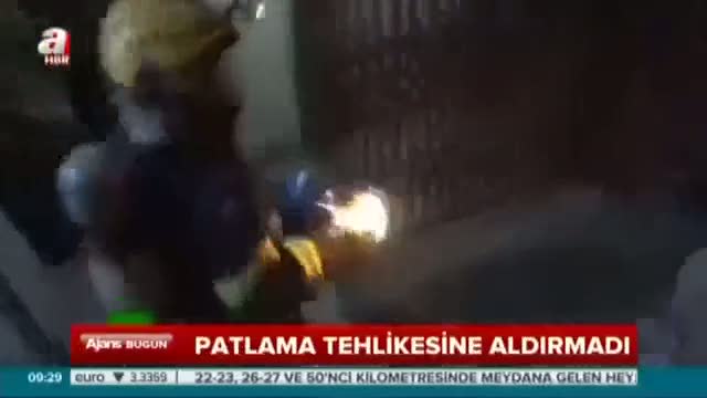 Yanan tüpü kucağında taşıdı