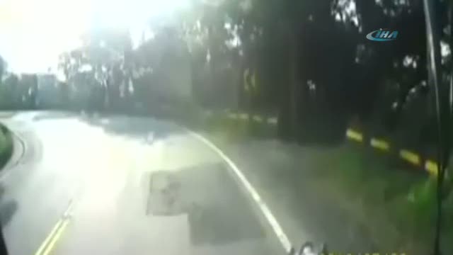 Birkaç saniye sonra kamyona çarptı