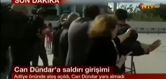 Can Dündar'a saldırı anı kamerada!