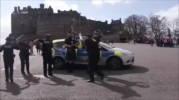 İskoçya Polisi böyle meydan okudu!