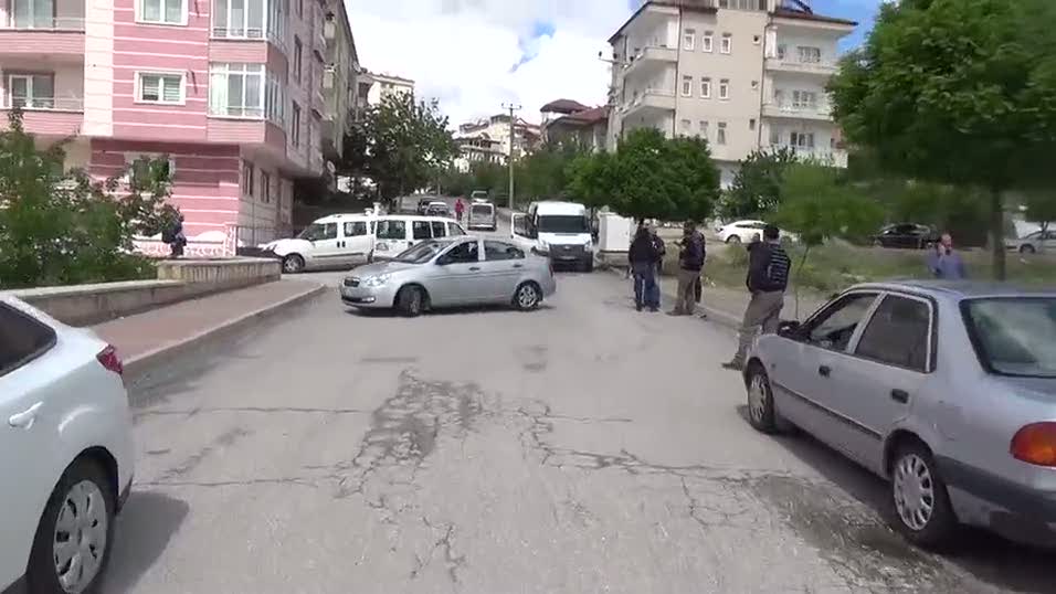 Kimliği olmayan şüphelilerle polis arasında çatışma çıktı