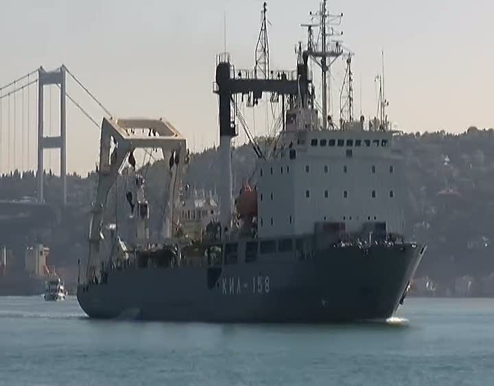 Rus gemisi güvertesinde 'Tankla' Boğaz'dan geçti!