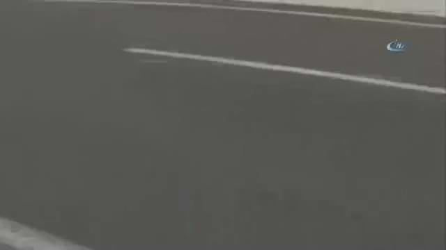 Otomobil motosikletli gençlere böyle çarptı