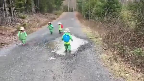 Çocukları baştan çıkartan çamurlu su!