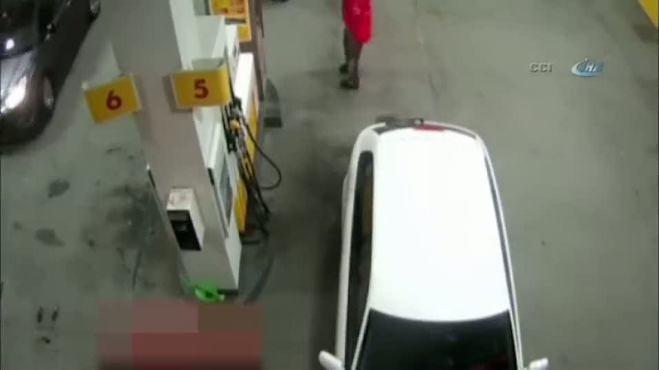 Oto hırsızlarının araç çalma anı kamerada