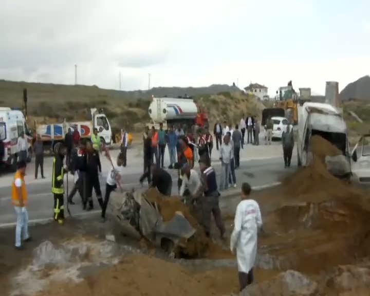 Minibüsle çarpışan otomobil yandı: 2 ölü, 1 yaralı