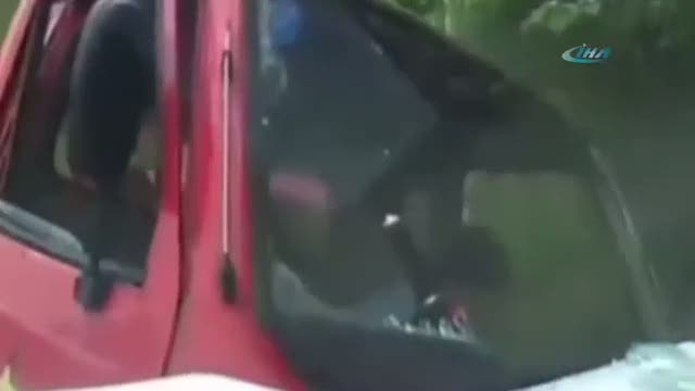 Dikkatsiz sürücü camdan çıktı