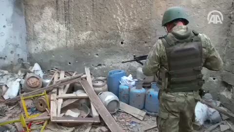 Teröristlerin patlayıcı imalathanesi imha edildi