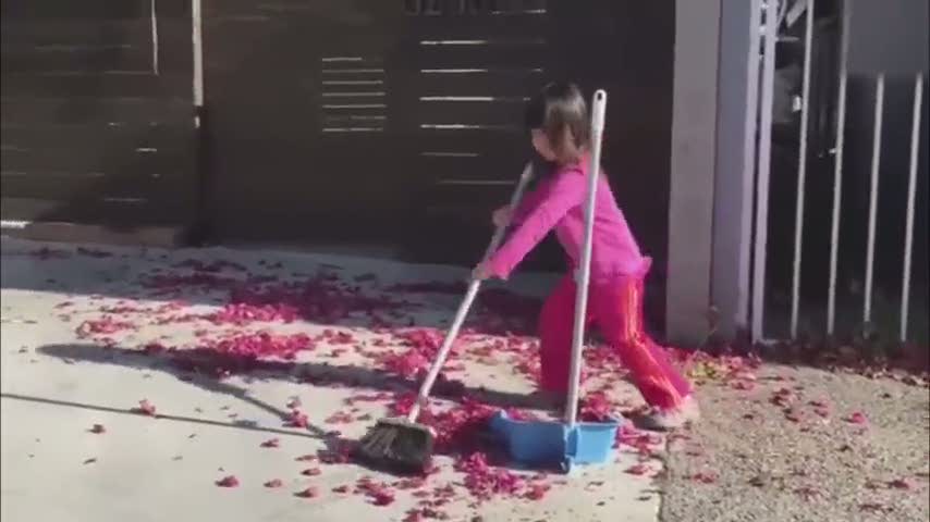 Ablasına yardım eden fedakar kardeş