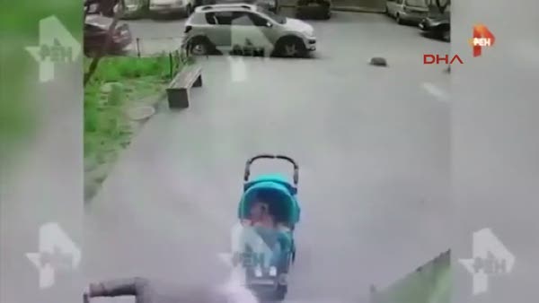 Bebeğini gezdiren annenin başına beton blok düştü!