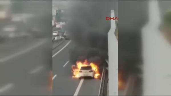 TEM otoyolu'nda otomobil alev alev yandı