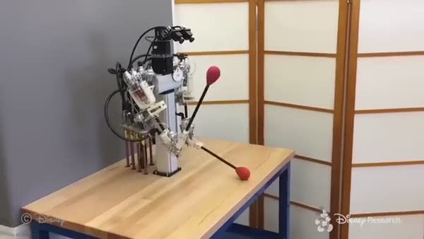 İğne deliğinden iplik geçiren robot