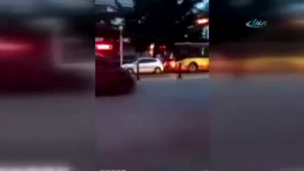 Şoför sinirlendi, otomobili sürükledi !